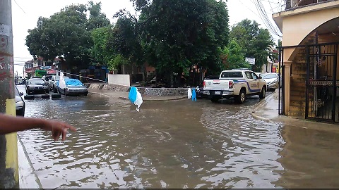 Incomunicados quedan residentes en diversos sectores de Los Alcarrizos por tormenta Laura