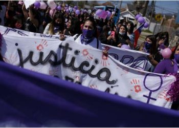Cientos de personas despiden a joven asesinada en Chile por doble homicida en libertad