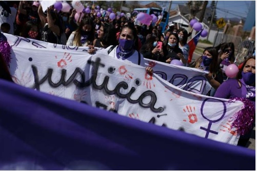 Cientos de personas despiden a joven asesinada en Chile por doble homicida en libertad