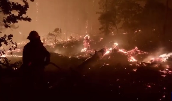 Cientos de evacuados en California por incendios azuzados por fuertes vientos