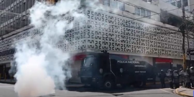 Policía hondureña reprime manifestación opositora