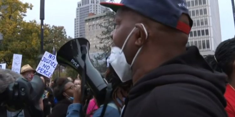 Dos policías heridos de bala en protestas en EEUU por caso Breonna Taylor