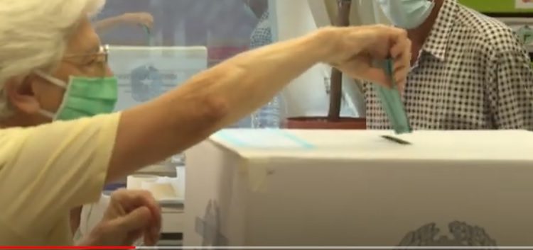 Los italianos desafían el coronavirus para votar en referéndum y elecciones regionales