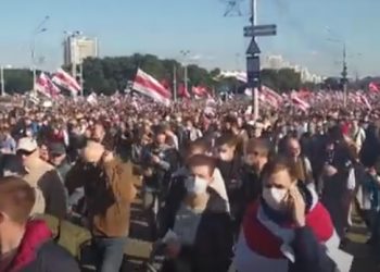 Decenas de miles de manifestantes en Bielorrusia a pesar de la represión policial