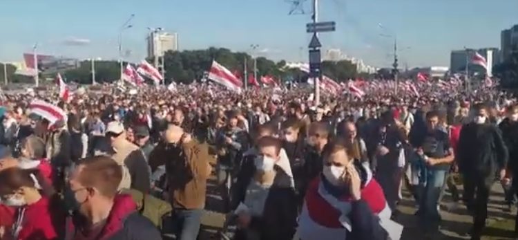 Decenas de miles de manifestantes en Bielorrusia a pesar de la represión policial