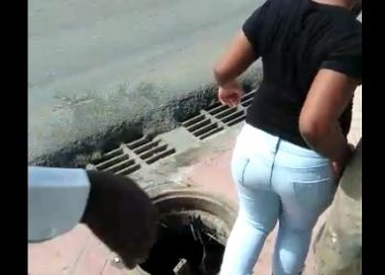 VIDEO: Peligran peatones por robo  tapas  alcantarillas