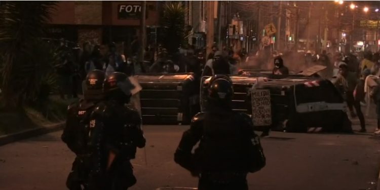 Protestas contra violencia policial desatan caos en Bogotá con 11 muertos