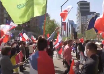 Cientos de manifestantes protestan en Santiago contra una nueva Constitución en Chile