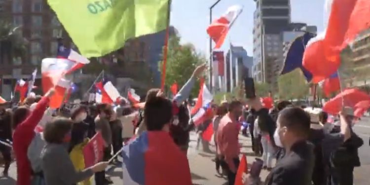Cientos de manifestantes protestan en Santiago contra una nueva Constitución en Chile