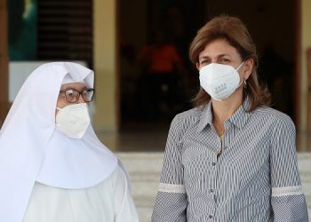 Vicepresidenta lleva afiliación SENASA  a centro geriátrico en Jarabacoa