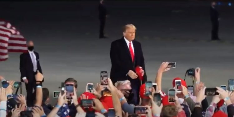 Trump reprocha a Facebook y a Twitter por censurar un artículo crítico hacia Biden