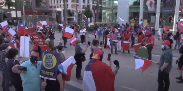 Cientos de personas cierran campaña del “rechazo” para plebiscito en Chile