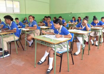 Autoridades analizan impartir docencia de manera presencial con permiso de padres