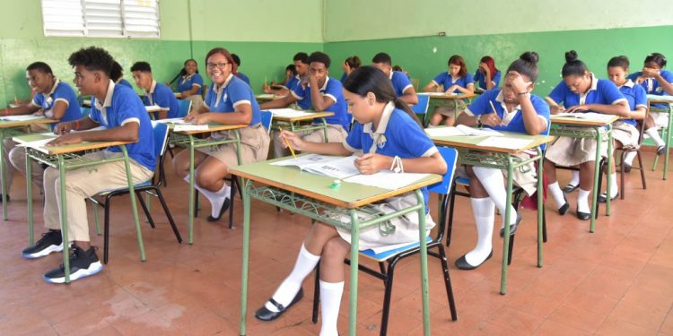 Autoridades analizan impartir docencia de manera presencial con permiso de padres