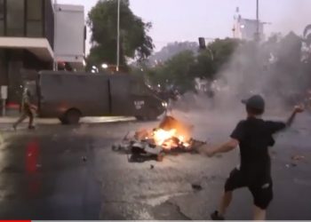 Dos iglesias quemadas y violencia aislada empañan masiva manifestación en Santiago