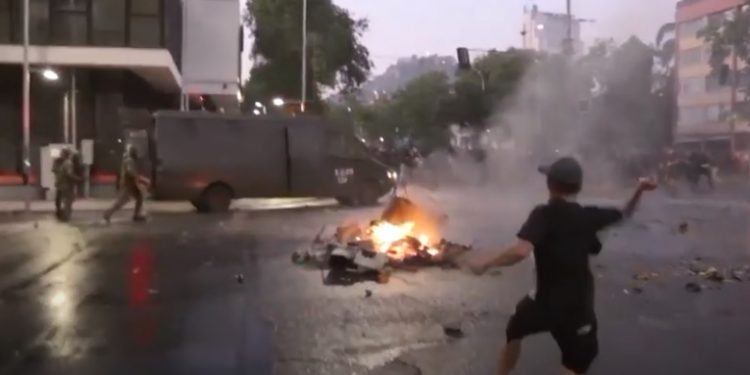 Dos iglesias quemadas y violencia aislada empañan masiva manifestación en Santiago