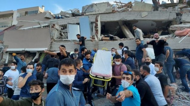 Fuerte terremoto deja 22 muertos en Grecia y Turquía