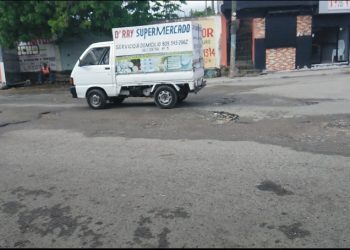 Calle deteriorada mantiene en peligro conductores y residentes cercanos a ella, en Los Alcarrizos