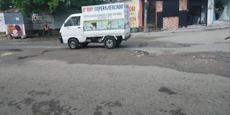 Calle deteriorada mantiene en peligro conductores y residentes cercanos a ella, en Los Alcarrizos