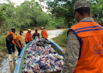 Defensa Civil asiste a familias incomunicadas por lluvias en comunidades de La Victoria de Santo Domingo Norte