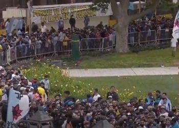Miles de argentinos desfilan ante el féretro de Maradona