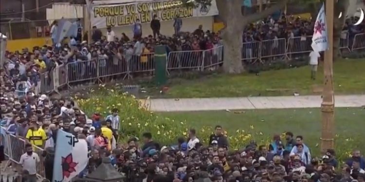 Miles de argentinos desfilan ante el féretro de Maradona