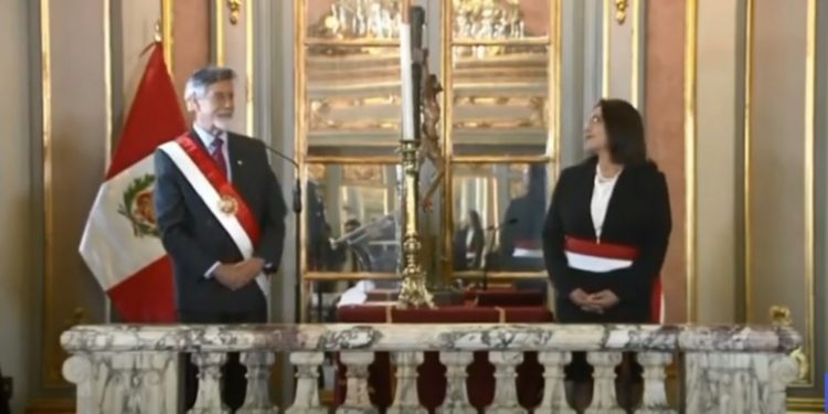 Nuevo presidente de Perú designa gabinete encabezado por abogada feminista