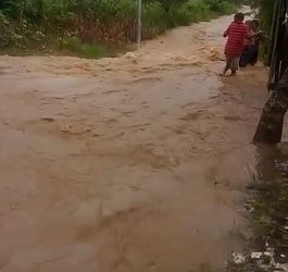 Video: Incomunicados por fuertes lluvias en Villa Linda, Los Alcarrizos
