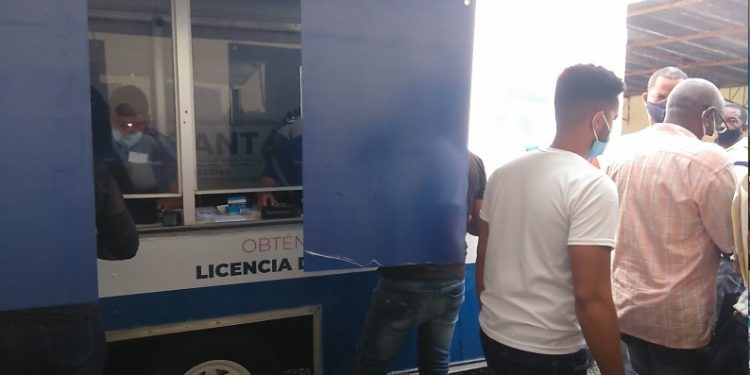 Habilitan por cuatro días oficina para entregar licencia de conducir en Los Alcarrizos