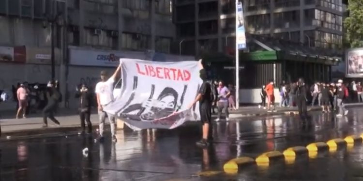 Cientos de manifestantes piden en Chile la renuncia de Piñera