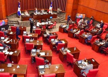 Senado aprueba comprar 10 millones unidades de vacunas contra COVID-19