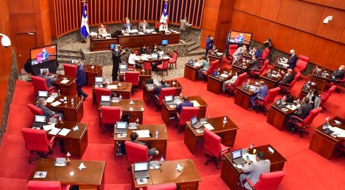 Senado aprueba comprar 10 millones unidades de vacunas contra COVID-19