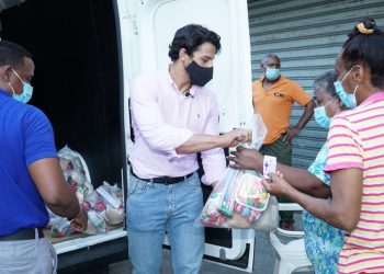 Fundación Raymond Rodríguez y Movimiento juvenil “Sub25” entregan cientos de raciones navideñas