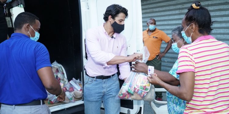Fundación Raymond Rodríguez y Movimiento juvenil “Sub25” entregan cientos de raciones navideñas