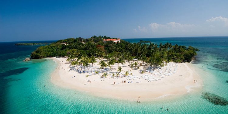Turismo fija horario a hospedados en hoteles para regresar a casa