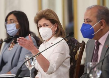 Vicepresidenta evalúa con el Congreso posible negociación con otras farmacéuticas para compra de vacunas contra COVID-19