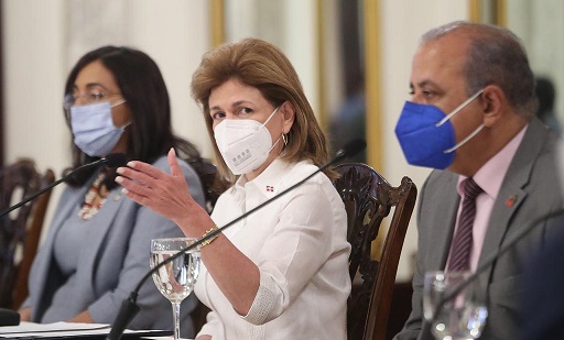 Vicepresidenta evalúa con el Congreso posible negociación con otras farmacéuticas para compra de vacunas contra COVID-19