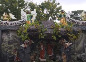 Pesebre brasileño muestra a niño Jesús negro en una Amazonía devastada