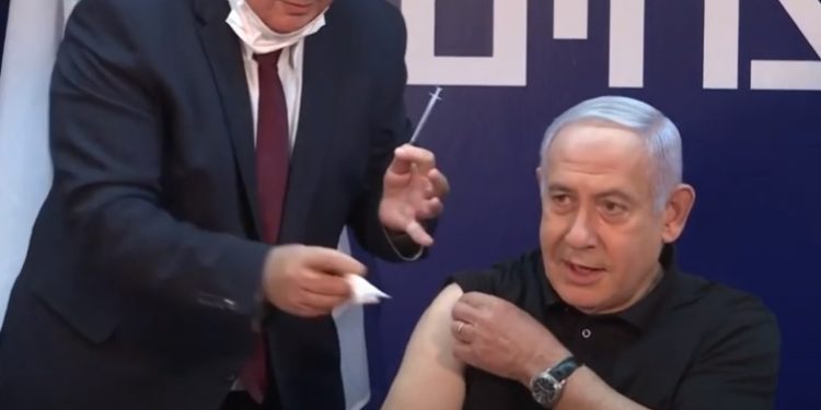 Netanyahu recibe la primera vacuna contra el coronavirus en Israel