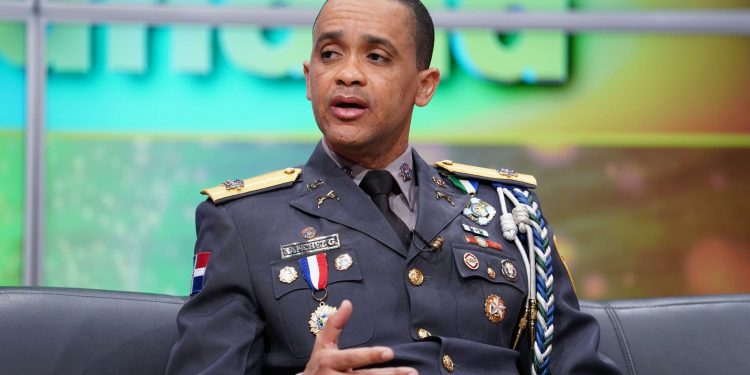 Director PN advierte no tolerará excesos policiales