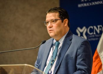 Aduanas promete reducir a 24 horas retiro de carga de los puertos