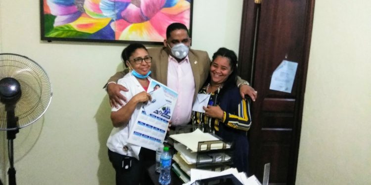 Diputado sorprende empleados ayuntamiento Alcarrizos