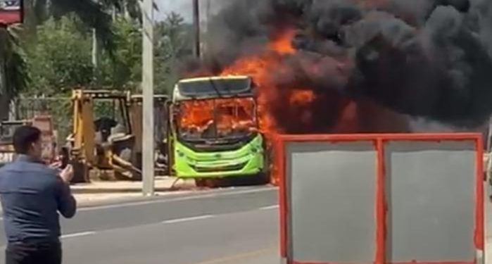 OMSA informa sobre incendio de autobús en Santiago; ocupantes salieron ilesos