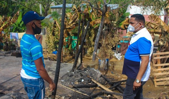 Diputado  canaliza ayuda a seis familias afectadas durante varios incendios en Los Alcarrizos