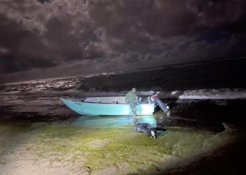 Rescatan a 23 inmigrantes dominicanos varados en estrecho puertorriqueño