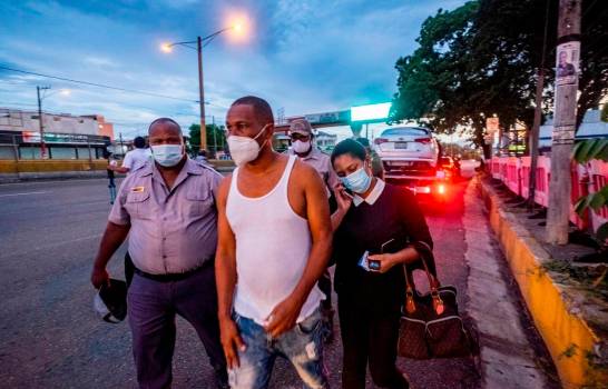 PN reporta 1,142 detenidos el sábado violaron toque de queda