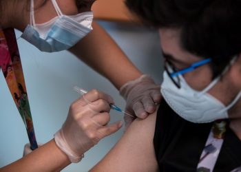 Chile podría seguir los pasos de Israel e implementar un “carnet verde” para quienes se hayan vacunado contra el COVID-19