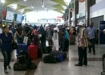 Pasajeros rechazan medida Jet Blue de impedir equipaje de mano en cabina