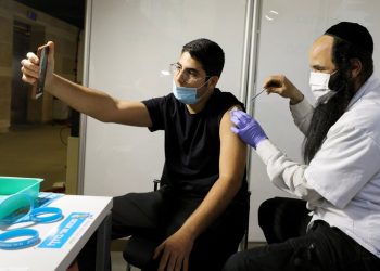 La mitad de la población de Israel ya recibió la primera dosis de la vacuna contra el COVID-19