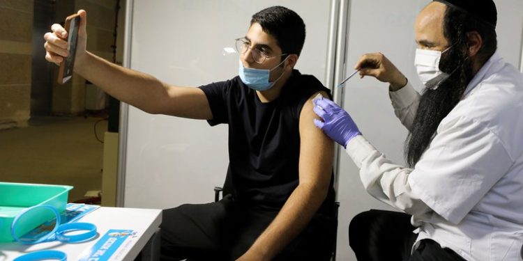 La mitad de la población de Israel ya recibió la primera dosis de la vacuna contra el COVID-19